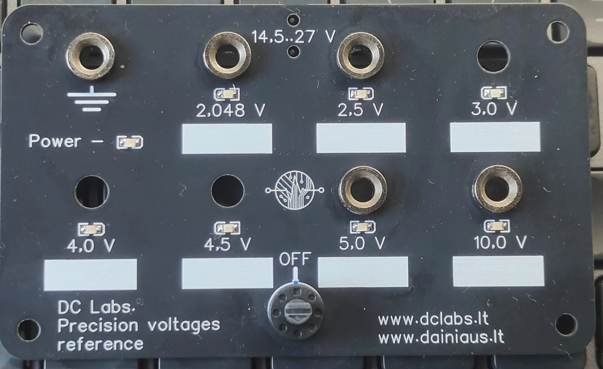 DC Labs sukurto precizinių įtampų šaltinio priekinė panelė