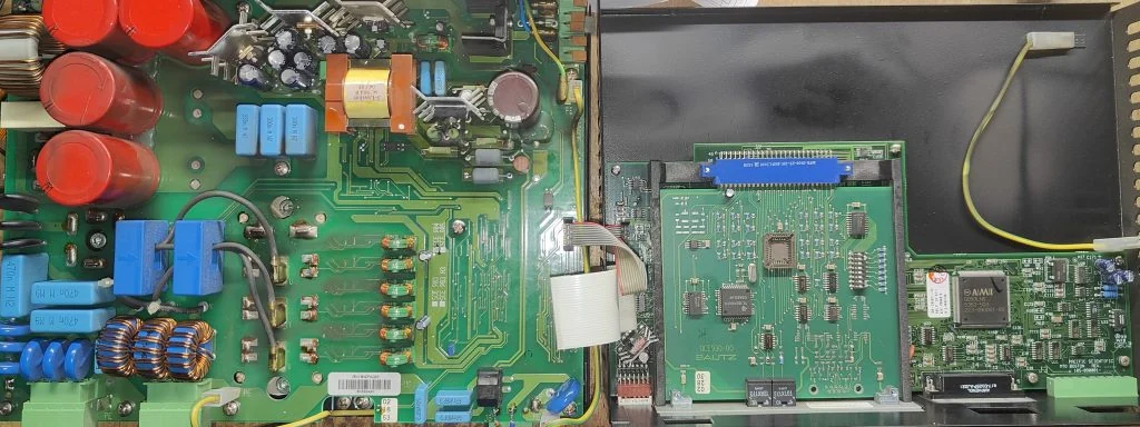 Atidarytas Pacific Scientific servo valdiklis su jėgos ir valdymo plokštėmis